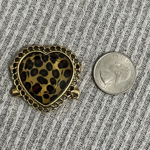 Vintage Betsey Johnson gold tone leopard heart shaped pendant/charm - Picture 3 of 6